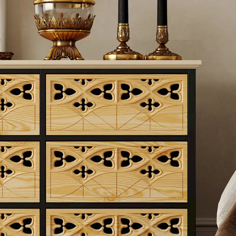 Commode à 9 tiroirs, sculptée et évidée